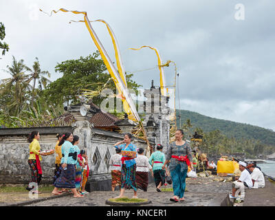 Les femmes portant des vêtements traditionnels balinais en face d'un temple local. Sengkidu village près de Candidasa, Karangasem Regency, Bali, Indonésie. Banque D'Images