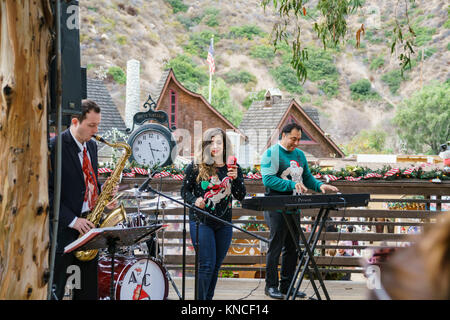 Laguna Beach, DEC 10 : la chanteuse dans la sciure Art Festival d'hiver à DEC 10, 2017 à Laguna Beach, California, United States Banque D'Images