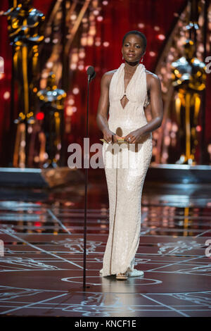 HOLLYWOOD, CA - le 22 février : Lupita Nyong'o sur scène lors de la 87e Academy Awards annuels au Kodak Theater Le 22 février 2015 à Hollywood, Californie. People : Lupita Nyong'o Banque D'Images