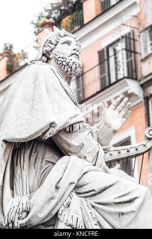 Statue du Roi David , Détail de la base de la colonne monument à l'Immaculée Conception, par Adamo Tadolini en 1856 situé sur la Piazza di Spagna en R Banque D'Images