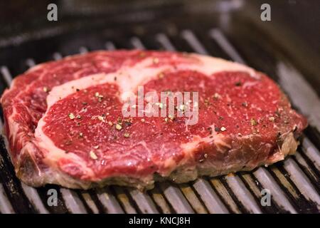 Un faux-filet de boeuf cuisson sur une crêpière pan Banque D'Images