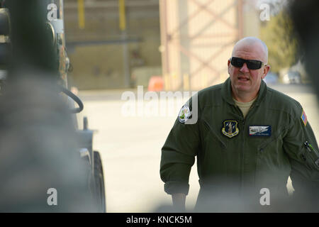 Garde nationale américaine capitaine principal Sgt. Philip Poulsen, un 146e Airlift Wing à l'arrimeur Channel Islands Air National Guard Station, équipe un C-130J avec 2 MAFFS (Modular Airborne Fire Fighting System) unité à Port Hueneme, Californie, 5 décembre 2017. Les avions de la 146e Escadre de transport aérien sont prêts à aider les efforts CALFIRE avec suppression des feux dans le sud de la Californie. La Garde nationale aérienne des États-Unis Banque D'Images