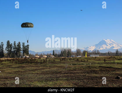 Un parachutiste attribué à 1st Special Forces Group (Airborne) prépare à la terre après avoir effectué un saut d'un Chinook au cours de Menton Semaine sur Joint Base Lewis-McChord, Wa., le 6 décembre 2017. Menton semaine s'appuie l'esprit de corps entre forces de partenariat cette année, 1ère SFG (A) est l'hôte de la Police nationale des Philippines et de la Force d'Action Spéciale le Régiment d'opérations spéciales. Banque D'Images