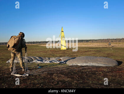 Un Canadien affecté au Régiment des opérations spéciales du Canada (ROSC) participe à une opération aéroportée au cours de Menton semaine à Joint Base Lewis-McChord, Wa., Dec 6, 2017. Après le saut, des soldats du 1AUD (A), Philippins et des parachutistes canadiens ont effectué une cérémonie au cours de laquelle ils ont échangé leurs ailes saut avec l'autre. (U.S. Army Banque D'Images