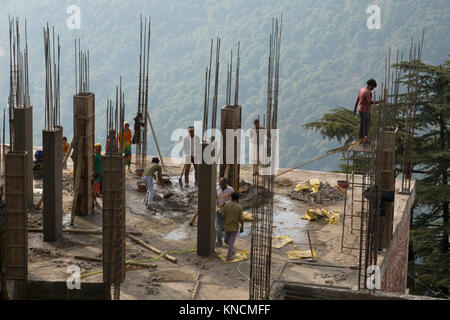 Les travailleurs de la construction des Indiens la construction d'un bâtiment en béton de Mcleod Ganj, Inde Banque D'Images