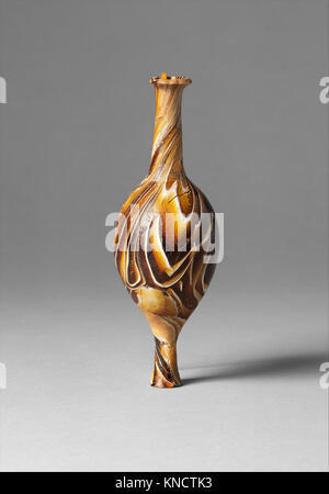 Cette bouteille de parfum en mosaïque en verre romain, ou unguentarium, a été utilisée pour contenir des huiles parfumées et des parfums, mettant en évidence l'artisanat de mosaïque détaillée et le design de luxe. Banque D'Images