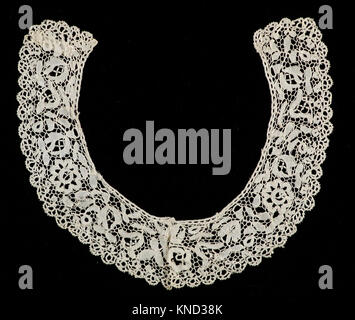 Ce fragment, Collar MET 38,289 CP2 168500, fait partie d'une illustration de livre, représentant des images historiques et des photographies éditoriales de l'époque. Banque D'Images