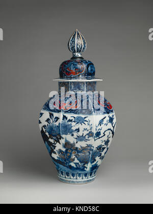 Pot couvert avec grand fleuron rencontré DP-1687-003 623500 japonais, pour un marché d'exportation, Jarre recouverte avec de gros embout, ca. 1725 ?50, Porcelaine, dans l'ensemble (confirmé) : 24 11/16 ? 5/16 13 ? 13 5/16 in. (62,7 ? 33,8 ? 33,8 cm). Le Metropolitan Museum of Art, New York. Don de Jane Hardesty Poole, 2014 (2014.207a, b) Banque D'Images