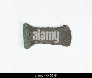 Cette ancienne lame d'une hache modèle trouvée dans un dépôt de fondation démontre l'utilisation pratique et rituelle, l'artisanat du métal et les premières techniques de fabrication d'outils préservées dans le MET. Banque D'Images