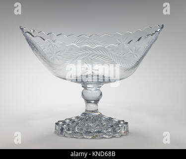 Bol de fruits rencontré DP-1618-032 196652 irlandais probablement, coupe de fruits, fin du 18e ?début du xixe siècle, verre, H. 9 3/4 in. (24,8 cm) ; L. 13 1/8 in. (33,3 cm.). Le Metropolitan Museum of Art, New York. L'Sylmaris, Don de George Coe Graves, 1930 (30,120.249) Banque D'Images