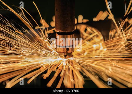 La machine est sur place de l'écrou à souder pièce d'automobile Banque D'Images
