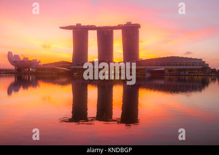 Singapour. Marina Bay, Sand SkyPark et musée ArtScience. Aube rose Banque D'Images