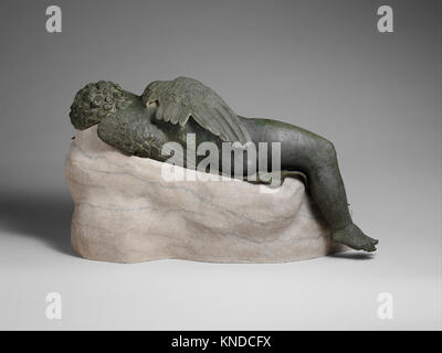 Statue en bronze de l'Éros dormir rencontré DP123904 254502 Grec, statue en bronze de l'Éros, 3ème couchage ?2e siècle avant J.-C., Bronze, 16 1/2 ? 14 ? 33 9/16 po, 275 lb. (41,9 ? 35,6 ? 85,2 cm, 124,7 kg) hauteur (w/ base) : 18 in. (45,7 cm). Le Metropolitan Museum of Art, New York. Fonds Rogers, 1943 (43.11.4) Banque D'Images