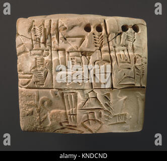 Cette tablette cunéiforme enregistre un compte rendu administratif de la distribution de l'orge dans l'ancienne Mésopotamie. Il présente une impression de phoque cylindrique montrant une figure masculine avec des chiens de chasse et des sangliers, illustrant à la fois les pratiques administratives et les motifs artistiques de l'époque. Banque D'Images
