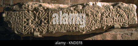 Un fragment d'un linteau ou d'une frise de la collection MET montre des motifs foliés carrés et circulaires, illustrant la décoration architecturale historique. Banque D'Images