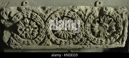 Ce fragment de frise de la collection MET présente une décoration sculpturale typique de l'architecture ancienne, mettant en valeur l'artisanat et les détails artistiques. Banque D'Images