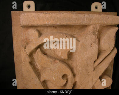 Ce fragment de frise de la collection MET présente des motifs en relief complexes, reflétant les styles artistiques anciens et le savoir-faire artisanal de sa période. Banque D'Images