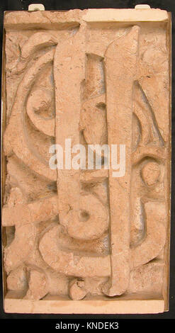 Un fragment de frise de la collection MET, représentant une décoration architecturale ancienne avec des détails qui reflètent les valeurs artistiques et culturelles de sa période historique. Banque D'Images