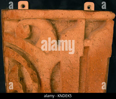 Fragment d'une frise cataloguée comme MET wb-39.40.64c, faisant partie d'une décoration sculpturale plus grande, reflétant l'ornement architectural et l'artisanat anciens. Banque D'Images