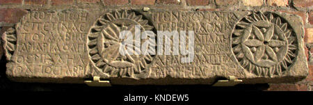 Ce fragment de la collection MET, sf10-176-37S1, fait partie d'un linteau ou d'une frise avec médaillons de croix et rosette, typique de l'architecture médiévale ou Renaissance. Banque D'Images