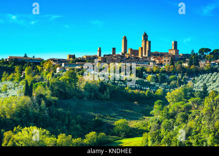 Tours de ville médiévale de San Gimignano et la campagne skyline panorama du paysage sur le coucher du soleil. La Toscane, Italie, Europe. Banque D'Images