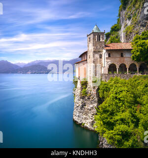 Hermitage ou Ermitage de Santa Caterina del Sasso monastère catholique romaine médiévale. Gemonio, lac Majeur Lombardie Italie, Europe. Longue Exposition. Banque D'Images