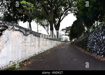 Route abandonnée avec des feuilles mortes situé à Kuala Lumpur, en Malaisie Banque D'Images