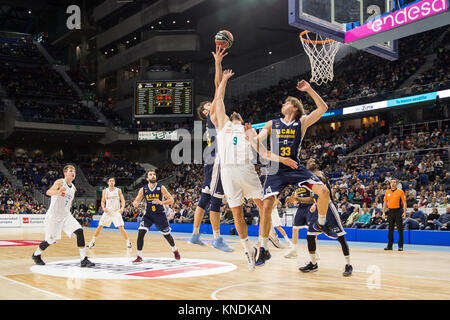 Madrid, Espagne. Déc 10, 2017. Le rebondissement au cours de la victoire sur le Real Madrid Murcie UCAM (87 - 85) en Liga Endesa match de saison régulière (jour 11) célébrée à Madrid à Wizink Centre. Le 10 décembre 2017. Credit : Juan Carlos García Mate/Pacific Press/Alamy Live News Banque D'Images