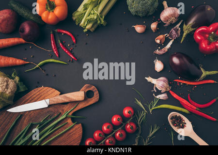 Vue de dessus du couteau et découper avec des légumes Banque D'Images