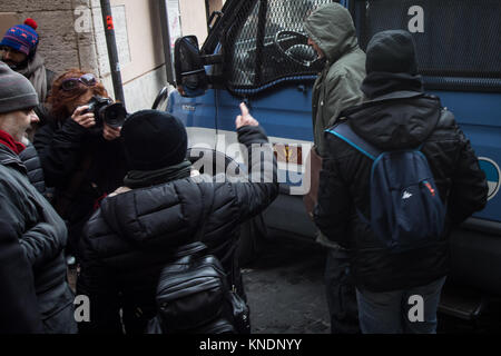 Rome, Italie. Déc 10, 2017. Face Police manifestants comme Ligue du Nord (Lega Nord) le chef du parti, Matteo Salvini assiste à une démonstration plus facile à la nationalité italienne pour étrangers, à Rome, en Italie, dimanche, 10 décembre 2017. Le chef d'un parti de droite utilisé un rassemblement plus facile à la nationalité italienne pour étrangers de faire pression pour pouvoir national aux élections en Italie. le 10 décembre 2017 à Rome, Italie. Credit : Andrea Ronchini/Pacific Press/Alamy Live News Banque D'Images