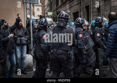 Rome, Italie. Déc 10, 2017. Face Police manifestants comme Ligue du Nord (Lega Nord) le chef du parti, Matteo Salvini assiste à une démonstration plus facile à la nationalité italienne pour étrangers, à Rome, en Italie, dimanche, 10 décembre 2017. Le chef d'un parti de droite utilisé un rassemblement plus facile à la nationalité italienne pour étrangers de faire pression pour pouvoir national aux élections en Italie. le 10 décembre 2017 à Rome, Italie. Credit : Andrea Ronchini/Pacific Press/Alamy Live News Banque D'Images