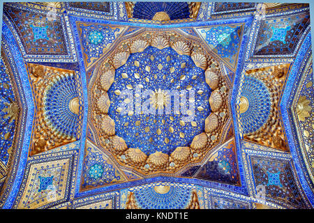 SAMARKAND, OUZBÉKISTAN - Mai 04, 2014 : Plafond du mausolée Aksaray Banque D'Images
