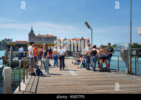 Arrêt de vaporetto S. Basilio / Valporetto s'arrêtent en face de l'hôtel Hilton Molino Stucky Venice, Giudecca, Venise Banque D'Images