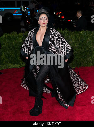 NEW YORK, NY - 04 MAI : Lady Gaga assiste à la "Chine : Through The Looking Glass' Costume Institute Gala bénéfice au Metropolitan Museum of Art le 4 mai 2015 à New York. People : Lady Gaga Banque D'Images