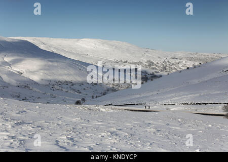 Sur la photo : montagnes couvertes de neige vu de l'histoire à bras dans les Brecon Beacons, Pays de Galles, Royaume-Uni. Lundi 11 décembre 2017 Re : des températures de gel, neige Banque D'Images