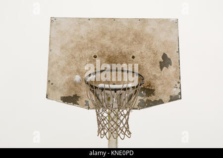 Basket-ball extérieur net et planche sous couvert de neige en hiver Banque D'Images