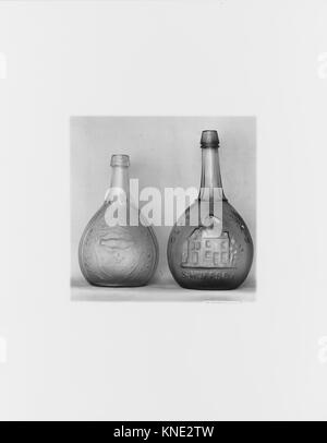 La bouteille affiche un design figuré détaillé, illustrant l'artisanat décoratif en verre ou en céramique de sa période historique. Banque D'Images