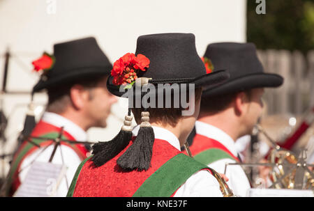 Jeune musicien en costume typique d'automne lors d'une fête locale dans le Val di Funes ( Germany ) Banque D'Images