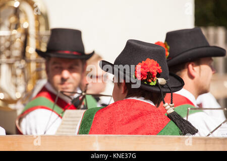 Jeune musicien en costume typique d'automne lors d'une fête locale dans le Val di Funes ( Germany ) Banque D'Images