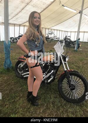 Photo : Jess à un rock et blues festival en juillet 2017 Anciennement slim ballerine Jess, maintenant 27, a bondi à la suite de la naissance de son fils et le diagnostic du SOPK. Une maman-sur-go, snacking sur des sandwiches et de goûter à des plats à emporter chinois avec son mari est devenu la norme jusqu'à ce qu'elle fait pencher la balance à 17st. Mais une photo prise du couple en vacances en Amérique choqué Jess dans d'atteindre la salle de sport et une bonne alimentation et maintenant elle est un pôle danse et burlesque de la beauté. Copie disponible : Email Victoria à victoria.burt@cover-images.com Burt comprend : Jess Où : United Kingdom Quand : 08 Nov 2017 Credi Banque D'Images