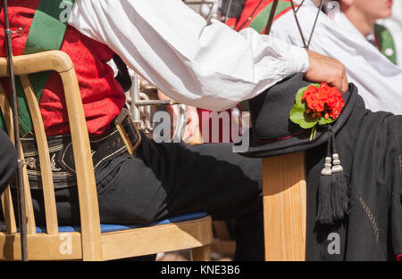 Musicien en costume typique d'automne lors d'une fête locale dans le Val di Funes ( Germany ) Banque D'Images