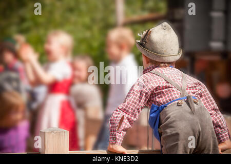 Jeune enfant en costume typique d'automne lors d'une fête locale dans le Val di Funes ( Germany ) Banque D'Images