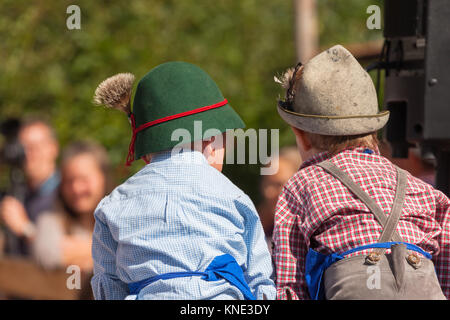 Les jeunes enfants en costume typique d'automne lors d'une fête locale dans le Val di Funes ( Germany ) Banque D'Images