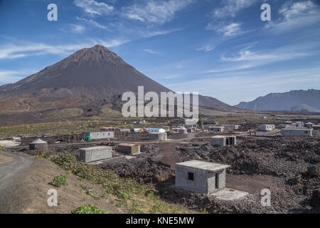 La restructuration sur la lave solidifiée et villages enfouis à Cha das Caldeiras sur l'île de Fogo, Cap-Vert, l'Afrique après l'éruption de 2014 Banque D'Images