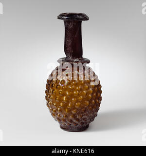 Cette bouteille en verre, en forme de grappe de raisins, date du IIIe siècle après J.-C. et démontre les techniques de verrerie romaines et syriennes, la forme et le design décoratif. Banque D'Images