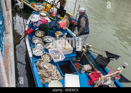 Les bateaux de pêche amarrés dans le village de Tai O tout en vendant du poisson frais. Banque D'Images