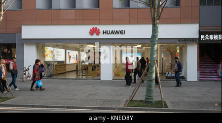 Wuhan Hubei Chine, 10 Décembre 2017 : vue frontale d'un flagship store de la marque de téléphone mobile Chinois Huawei en Chine avec Huawei Technologies Company Banque D'Images