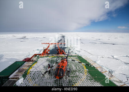 Voir l'arrière du navire de recherche eaux de croisière dans la glace de l'hélisurface Banque D'Images