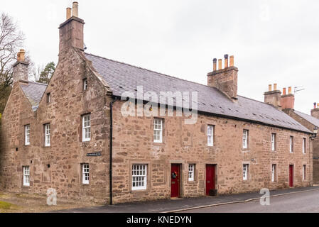 Glamis, Ecosse, UK-Décembre 06,2017 : Le village bâtiments dans le village de Glamis et ce bâtiment est appelé 'Blackadder Square' Banque D'Images