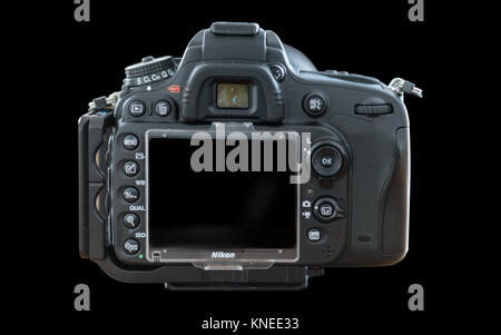 Largs, Ecosse, UK-Décembre 01, 2017 Appareil photo : Nikon D610 avec objectif 24-120mm F4 à un profil arrière et isolé sur fond noir. Banque D'Images